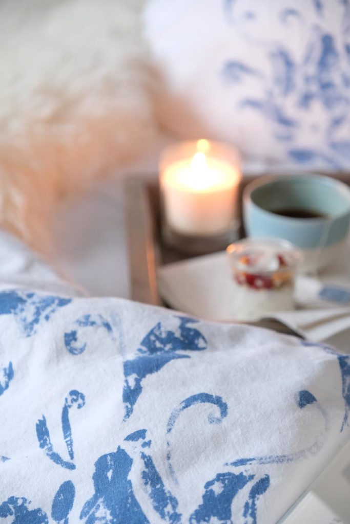 Frühstück im Bett: Endlich Zeit zum Entspannen - mit selbstgebackenem Brot und toller Bettwäsche. Die herrliche Zeit zwischen den Feiertagen. 