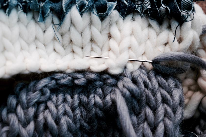 Strickkissen-DIY: mit dicker Wolle und dicken Nadeln sind kuschelige Kissen ruck zuck gestrickt.