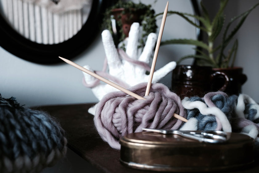 Strickkissen-DIY: mit dicker Wolle und dicken Nadeln sind kuschelige Kissen ruck zuck gestrickt.