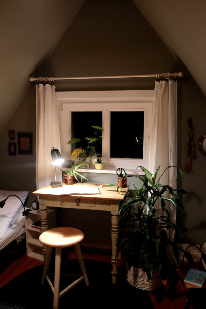 Ein stilles Graugrün verleiht einem Mini-Zimmer unterm Dach ein tolles Flair. Weiß, kleine Farbakzente und Vintage-Fundstücke sorgen für Atmosphäre.
