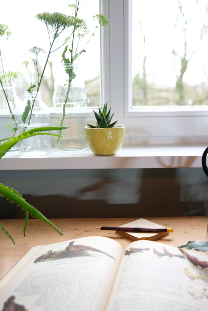 Ein stilles Graugrün verleiht einem Mini-Zimmer unterm Dach ein tolles Flair. Weiß, kleine Farbakzente und Vintage-Fundstücke sorgen für Atmosphäre.