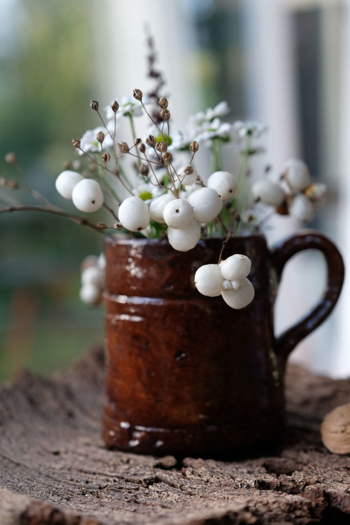 Schneebeeren, Waldrebe und getrocknet Gräser passen hübsch zu weißen Blüten