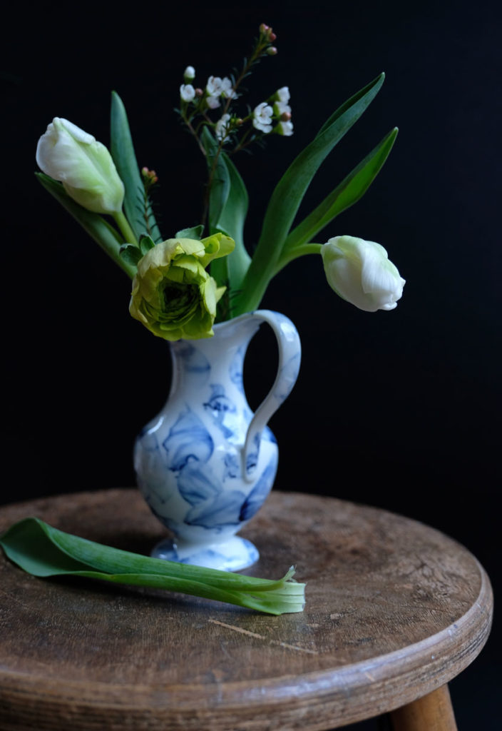 Wunderschön: Weiße Blumen in Vintage-Gefäßen