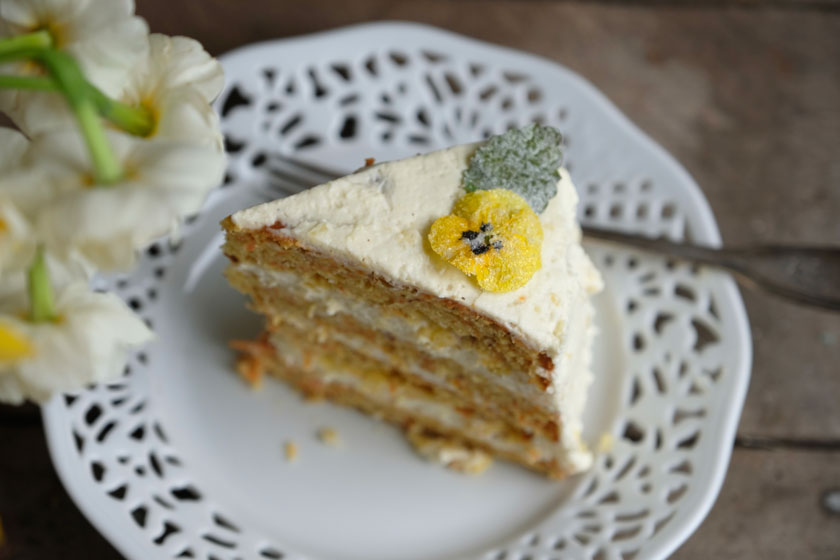 Rüblitorte mit Zitronencreme und kandierten Blüten - Der blaue Distelfink